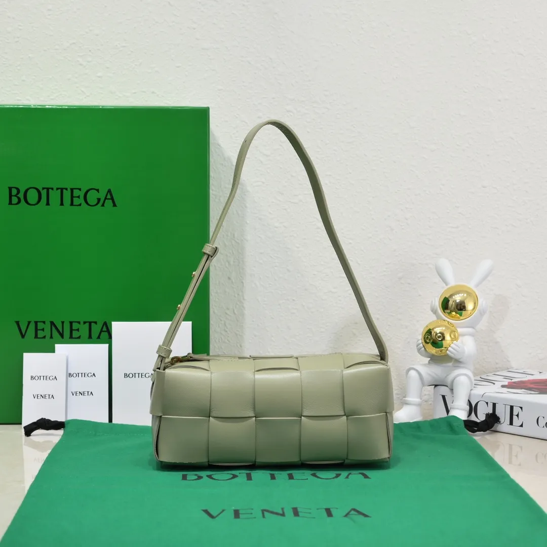 Batch 1420 BV autumn and winter beautiful armpit bag, breaking your definition of armpits BOTTEGA's new BRICK CASSETTE is small and exquisite, breaking the definition of underarms without capacity. It is no longer a small waste bag, but also a classic woven style. Why not buy such a bag? The soft sheepskin material shows a high-end feel. Style number: 9305 Size: 24*20*10
